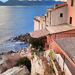 Villa House With Pool, Jacuzzi,garden And Bbq Next Seaside